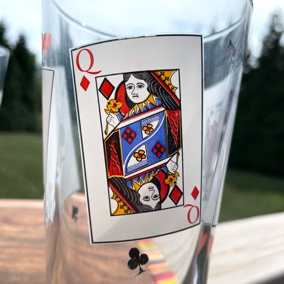 Set of three vintage tumbler high ball glasses with playing cards graphics - Picture 9 of 10
